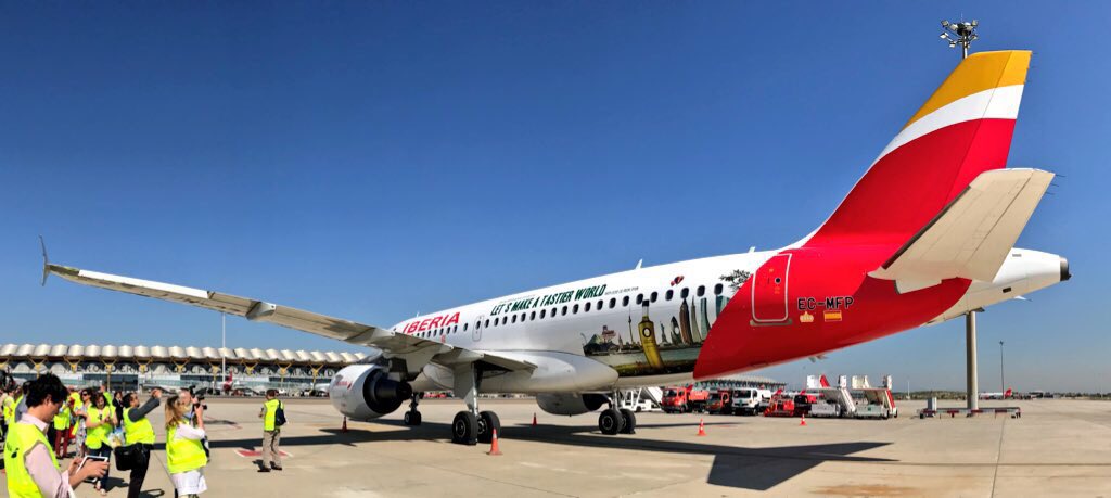 AceitesOlivaES's tweet photo. El Avión de los Aceites de Oliva despega hoy desde Madrid mostrando la imagen y mensaje de la campaña #OliveOilWorldTour por 17 países. ¡Si lo ves, mándanos una foto! https://t.co/XDwvQ8E6EU