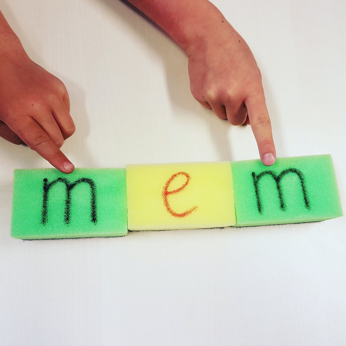 Groep 2 @kc_dewielen is druk met letters en woorden maken! Vandaag zijn onze memmetaalsprekkers <a href="/CedinAdvies/">CEDIN</a>  op school: dan doen ze het gewoon in het Fries! #lerenisleuk #opwegnaargroep3 #Fries
