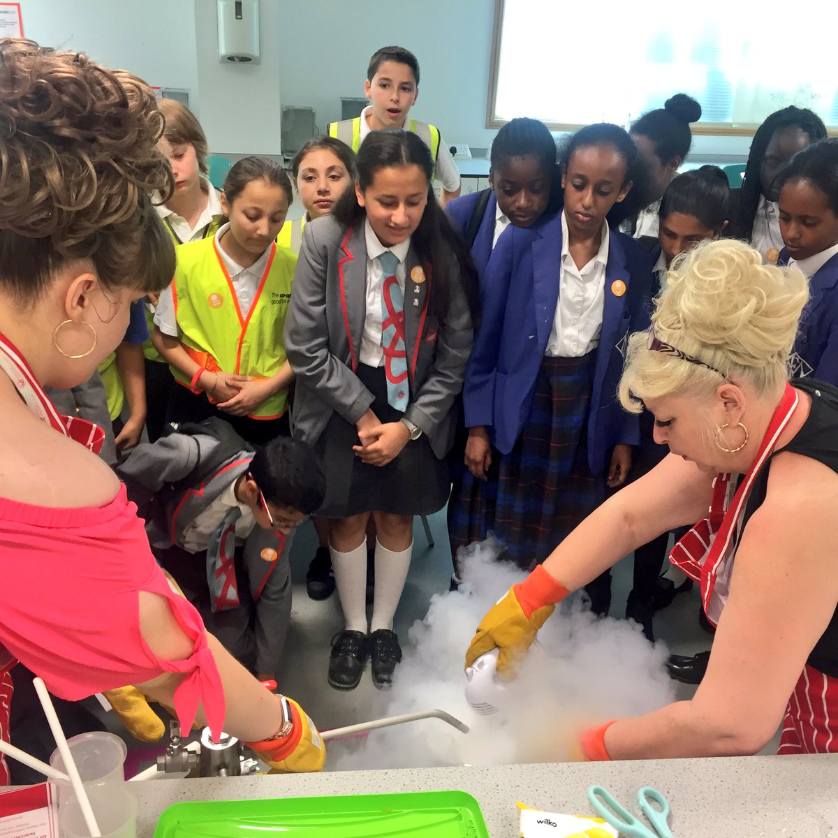 MsPatelPhysics's tweet photo. Some kitchen science with @GlamSci making goo and liquid nitrogen 🍦 @BigBangFair @TBB_London @elss_freeschool https://t.co/IlakQyXq1C