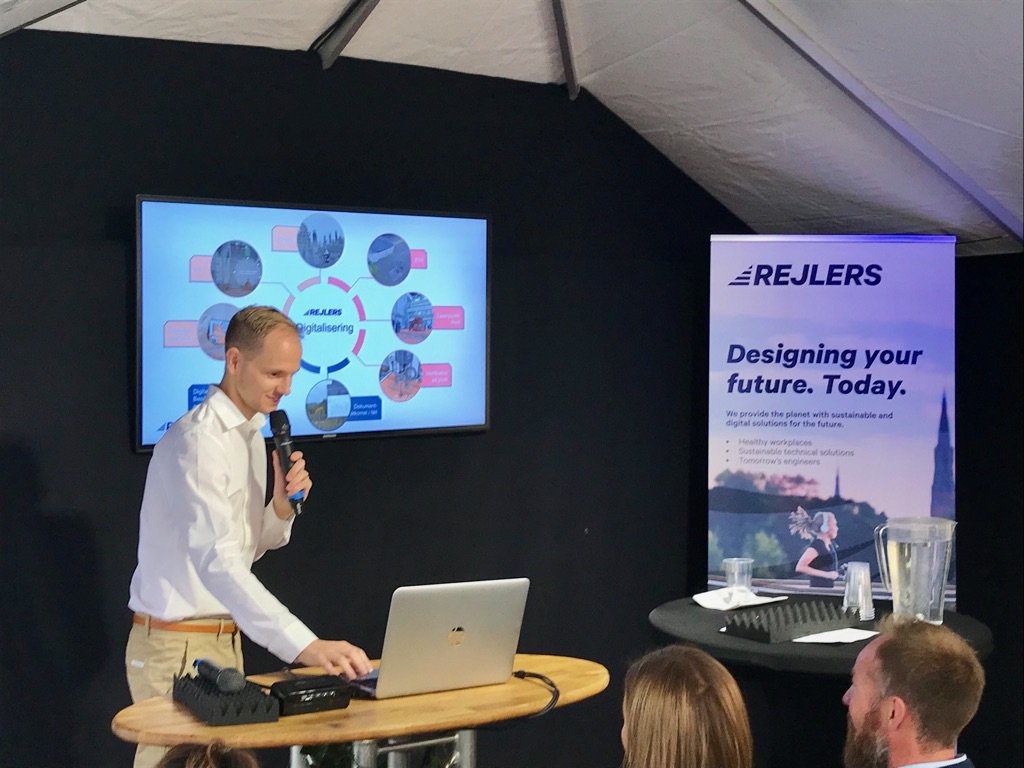Rejlers energiexpert Claes Böös presenterar Augmented Reality i Almedalen.