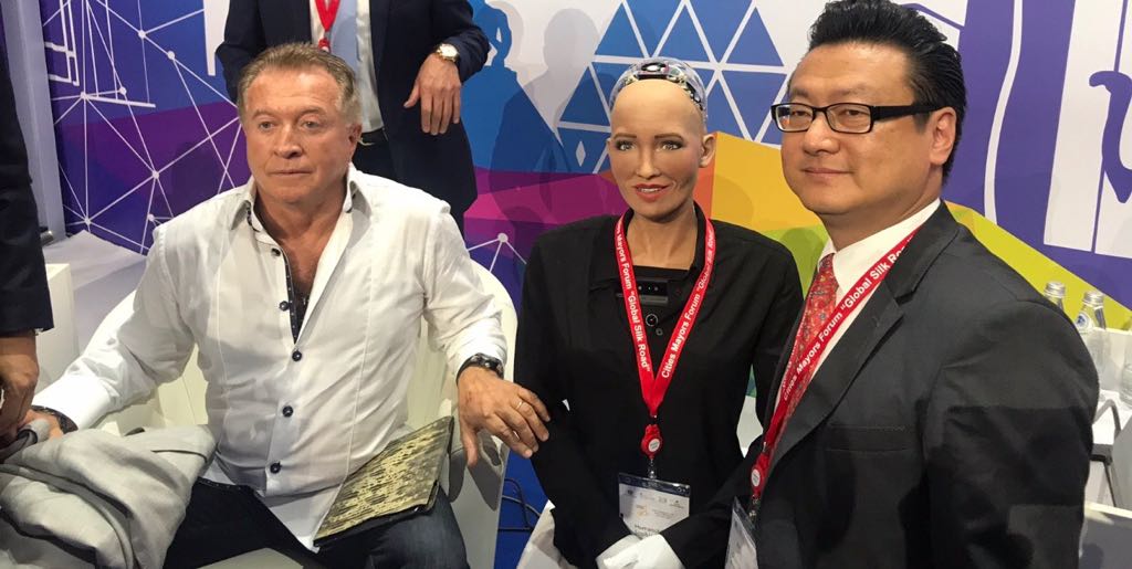 ginzburg_mark's tweet photo. С Роботом София и одним из разработчиков, моим другом Дэвидом Ченом. #RobotSofia https://t.co/Kwn60NEOc1