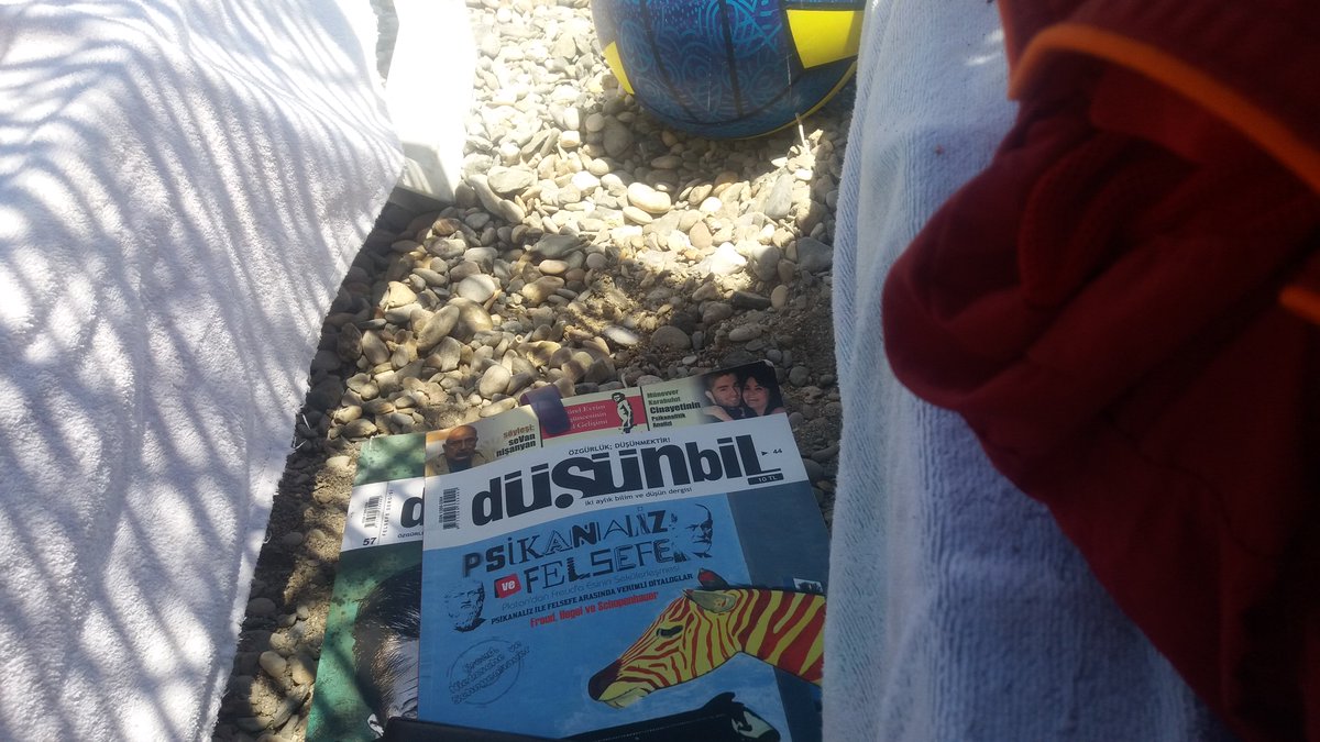 Deniz, bira ve dergi muhtesem üçlü. Tabi ki güneşin sayesinde hepsi, gökova körfezinden sevgiler...