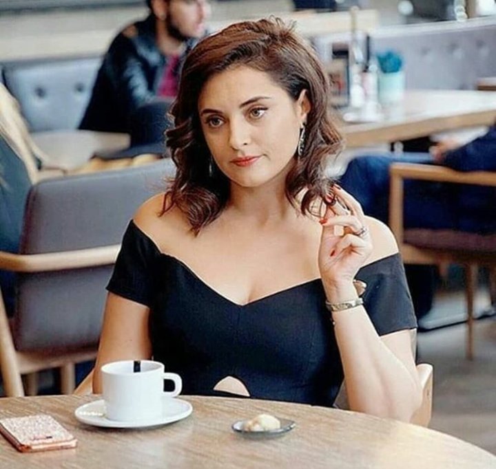 İdolum Merve Aksak arkadaşlar. Sjjsjs güzel,asil,güçlü ve balık etli bi Kraliçe 👑😁❤ büyüyünce Merve Aksak olmak istiyorum ya 😍