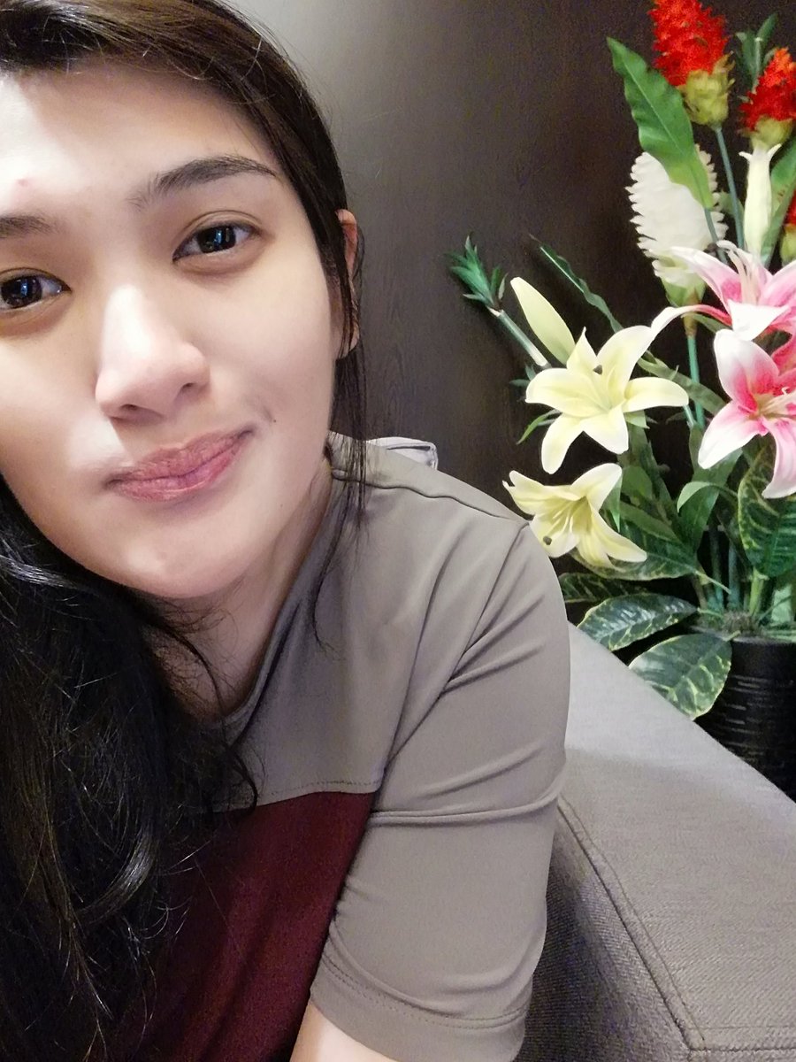 laykanikol's tweet image. When you're previous and forced to wait more for your cousin to finish his business before you can get a shut eye.. you take a selfie. Cause why the heck not. #kapoy #katugonnakaiko #zombiewalking