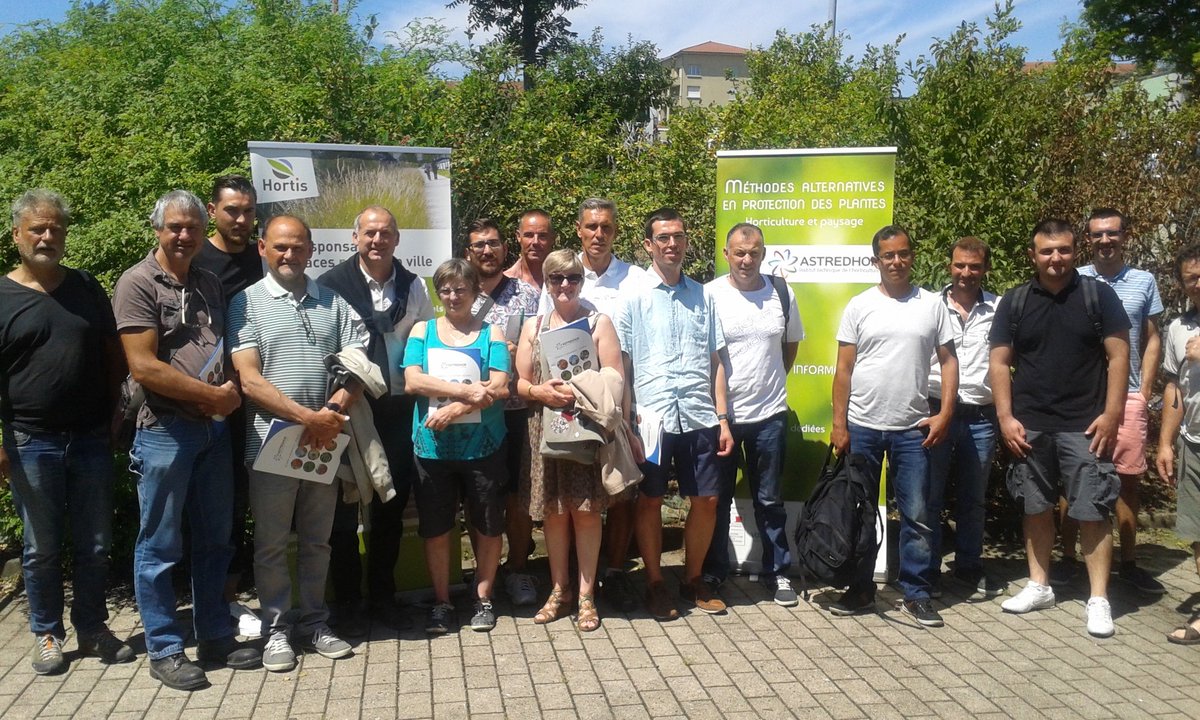 hortis_fr's tweet photo. Ratho: journée technique @astredhor sur le bio-controle,  la réduction de l'Indice de Fréquence de Traitement et modes de cultures innovants.
Horticulteurs privés et publics réunis dans un but commun. https://t.co/zTuxN6gayq