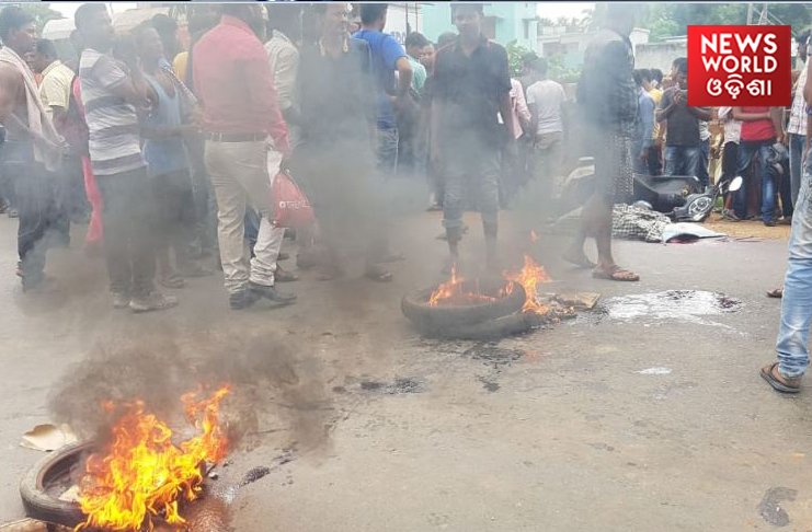 NandighoshaTV's tweet image. Coal laden truck kills 1 near NALCO PS, Khandasar, Angul. Irrate locals block NH-55. Demand compensation. Deceased identified as Hemant Bisoi of Raniguda Village. #RoadBlockade #Accident #Odisha