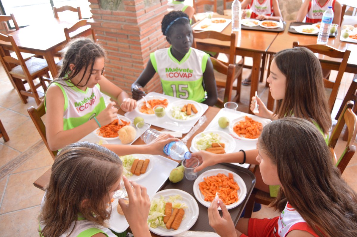 CopaCOVAP's tweet photo. Un almuerzo equilibrado, muy importante para el fomento de un desarrollo adecuado en edades infantiles y evitar la obesidad 🍈🥦🥔🍅 https://t.co/tr80ciXe7G