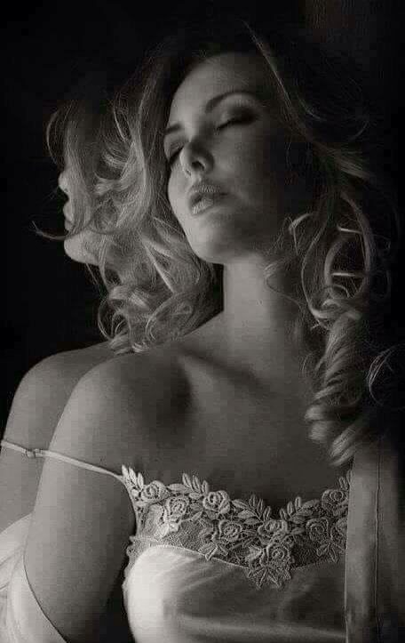 لا تبكي على دهرً قد ضاع العمر فيه
ولكن ابكي على شخص قد خان الظن فيه