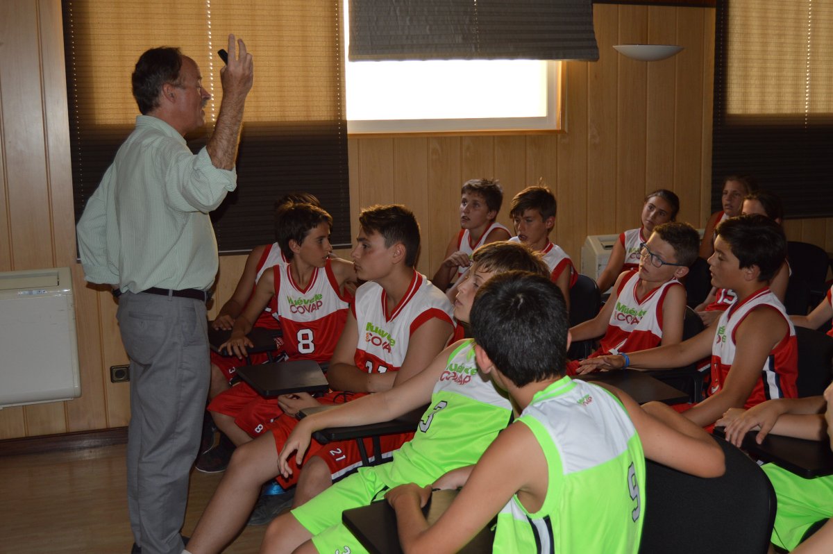 CopaCOVAP's tweet photo. Conferencia impartida por el doctor Gallo sobre la alimentación del joven deportista y prevención de lesiones e higiene en el deporte. Sin duda, grandes consejos que ayudarán a estos futuros cracks del fútbol y el baloncesto en su día a día https://t.co/RlMs3tmK9C