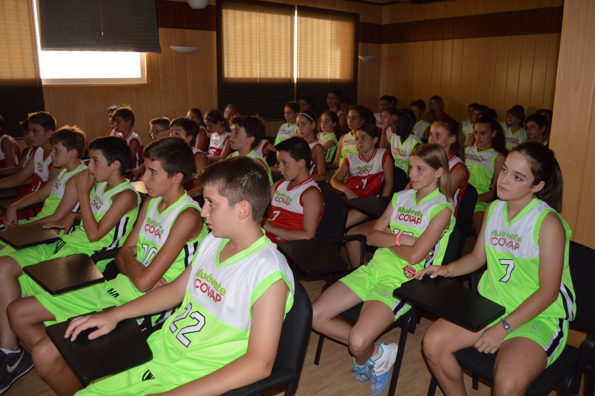 CopaCOVAP's tweet photo. Conferencia impartida por el doctor Gallo sobre la alimentación del joven deportista y prevención de lesiones e higiene en el deporte. Sin duda, grandes consejos que ayudarán a estos futuros cracks del fútbol y el baloncesto en su día a día https://t.co/RlMs3tmK9C