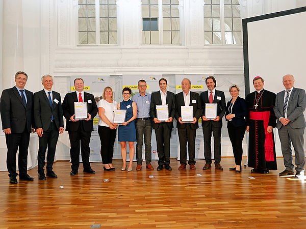 BistumFreiburg's tweet image. Wir gratulieren den Preisträgerinnen und Preisträgern des #LEA-Mittelstandspreises! Die Sieger der dritten Kategorie komen aus dem schönen #Kinzigtal unseres Erzbistums. Mehr dazu: bit.ly/2zgfryO
Foto: Uta Rometsch / #Caritasverband der Diözese Rottenburg-Stuttgart e.V