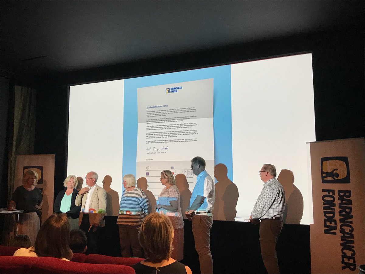 Representanter från alla partier skriver under Socialministerns löfte: 500 miljoner till cancervården oavsett vem som är soc.minister efter valet. Och <a href="/strandhall/">Annika Strandhäll</a> creddar <a href="/goranhagglund/">Göran Hägglund</a> s arbete 2006-2014. #barncancerfonden