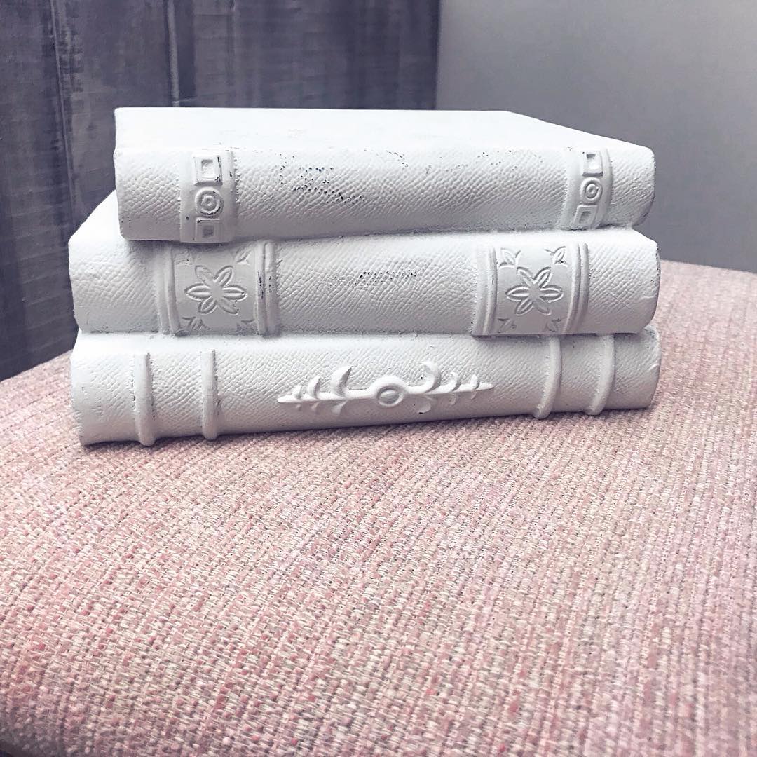 "El que lee mucho y anda mucho, ve mucho y sabe mucho." / "Who reads much and walks much sees much and knows much." #book #read #vacation #tapestry #pielsa #decoration #decor #home #homedecor #cozy