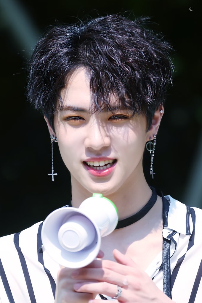 Moondreamers__'s tweet photo. 180704 미니 팬미팅 
#김동한 #동한 
매번 한 발 늦는 프리뷰에 반성하며... 수줍지만 용기내서 고화질 올려보기... https://t.co/SSJKYI2n6X