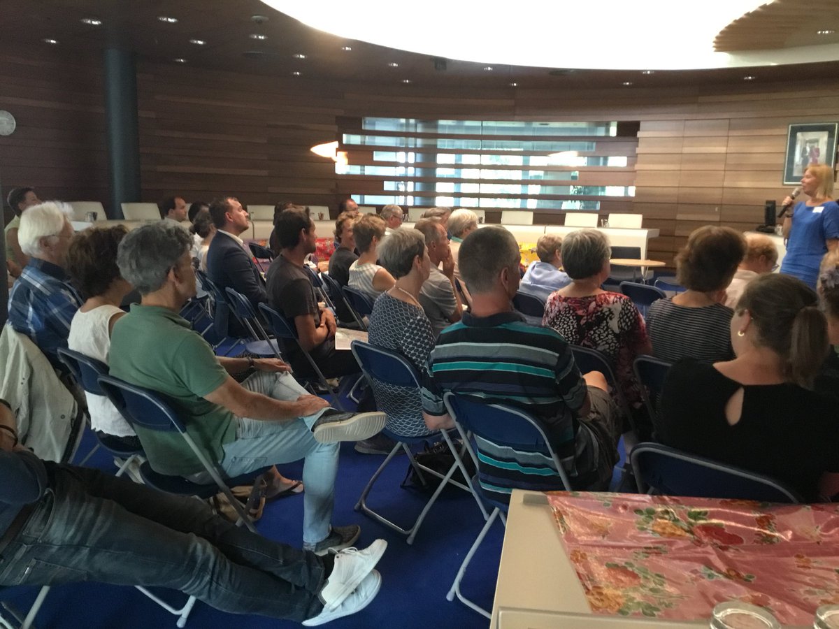 Volle raadzaal <a href="/Lansingerland/">Gem. Lansingerland</a> met bewoners Vogelbuurt Berkel&amp;Rodenrijs. Bewoners presenteren 6 plannen voor de buurt waarvoor de raad € 3 ton beschikbaar heeft gesteld. Het zijn plannen voor fysieke en duurzame inrichting van de Vogelbuurt.