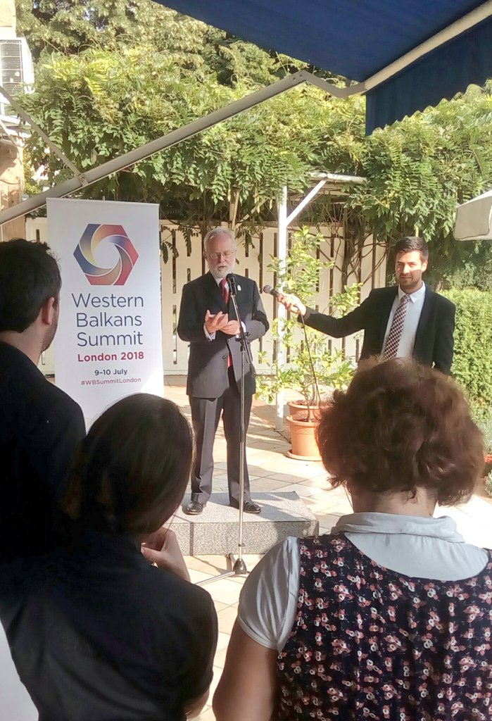 Poslednji dogovori pred odlazak na #WBSummitLondon na prijemu kod britanskog ambasadora u Srbiji Denisa Kifa. Ove godine na njemu učestvuju i predstavnici mladih, civilnih organizcija i 25 preduzetnika sa zapadnog Balkana. #WB6inLondon