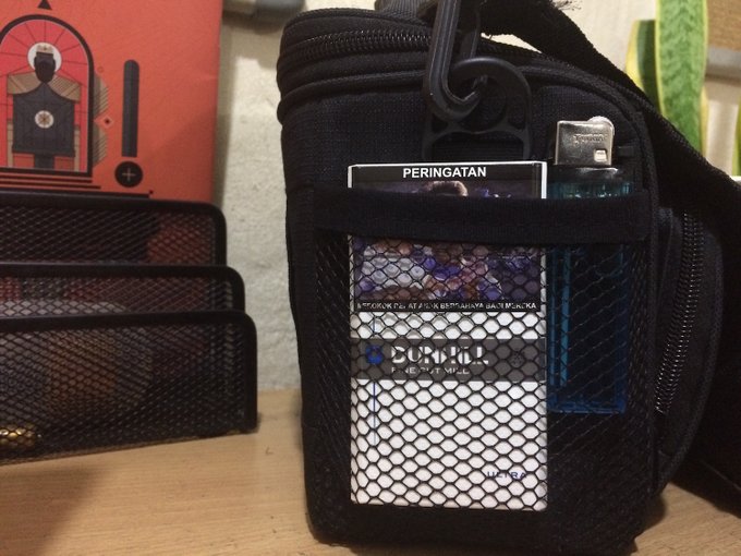 jdylansx's tweet image. Tas dan baju gw tetap nggak bau meskipun kena asep rokok setiap hari. ya cuma ini aja nih! Dunhill Ultra. #UltraLessSMELL #LessSMELLisMore