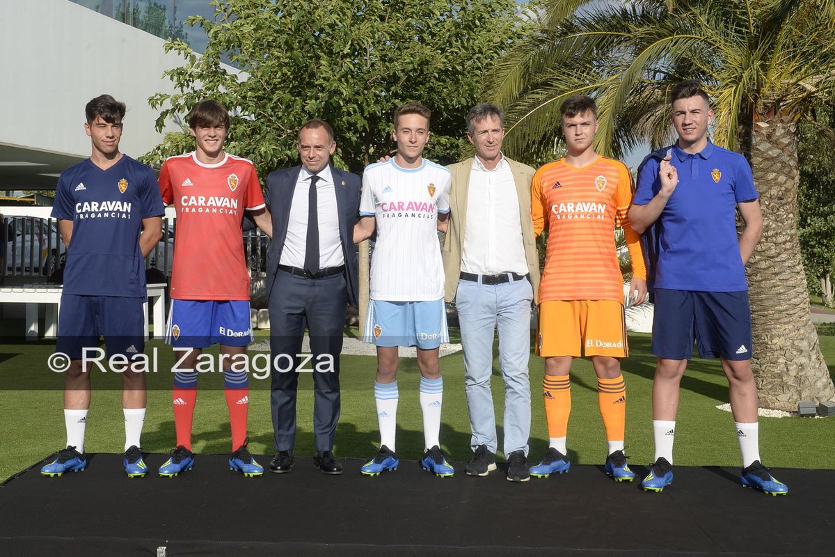 RealZaragoza's tweet photo. Los jugadores del #RealZaragoza División de Honor Juvenil han presentado la nueva colección de la temporada 2018/19

#grandesdelaAalaZ https://t.co/yI1d3NlQ0e