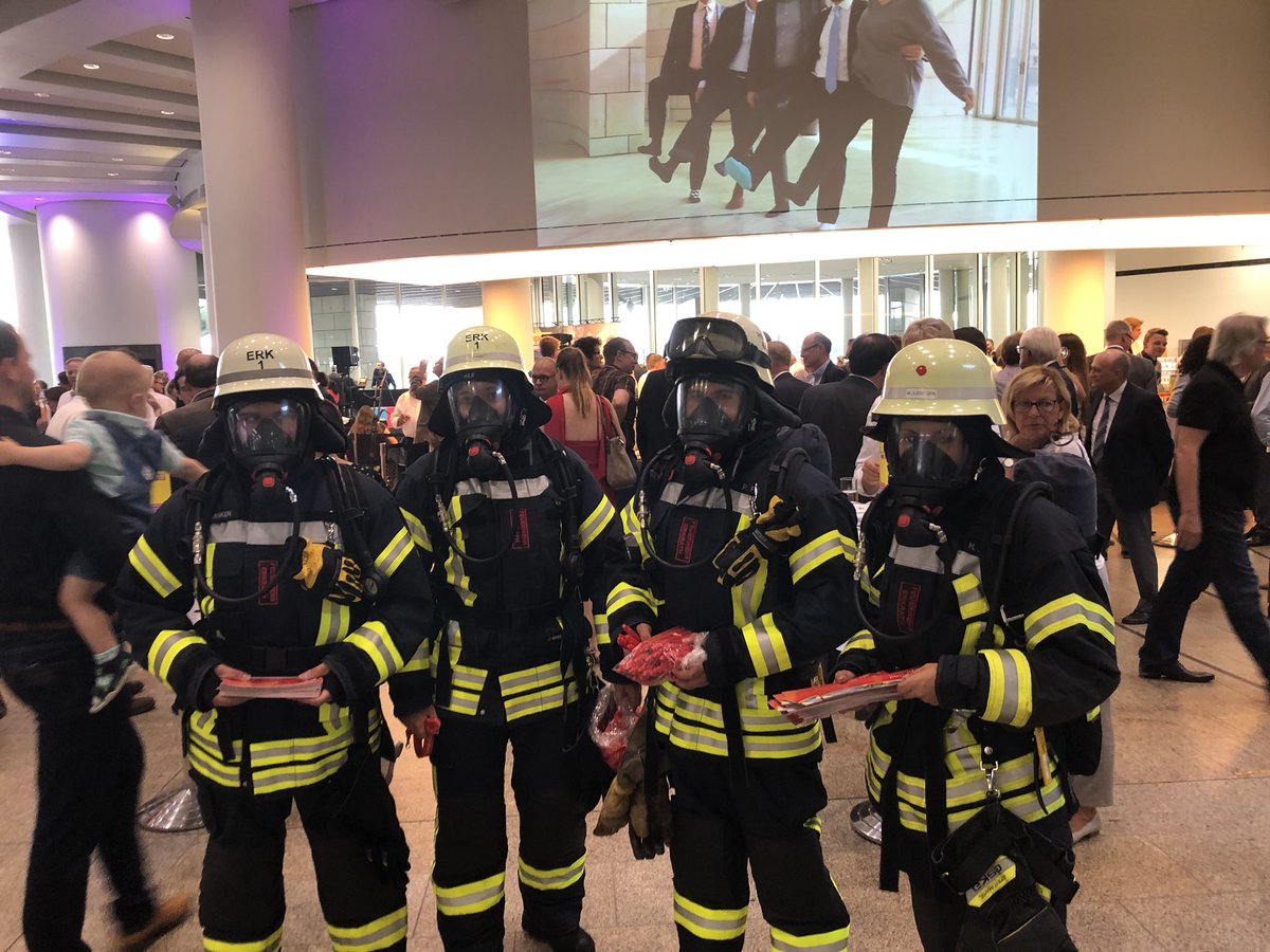 Mit vollem Einsatz wirbt der <a href="/VdFNRW/">VdF NRW</a> für das #Ehrenamt - und das bei warmen Temperaturen. Respekt!👍 #starkesEhrenamt #Sommerfest