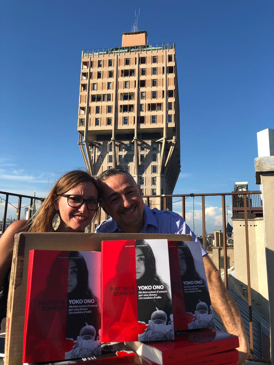 add_editore's tweet photo. La libraia e lo scrittore sul @SignorTetto che scotta: @LaScatolaLilla e @MatteoBBianchi "in the sky with diamonds" a #Milano per presentare "#YokoOno. Dichiarazioni d'amore per una donna circondata d'odio", ora. https://t.co/G6iHcFSvVa
