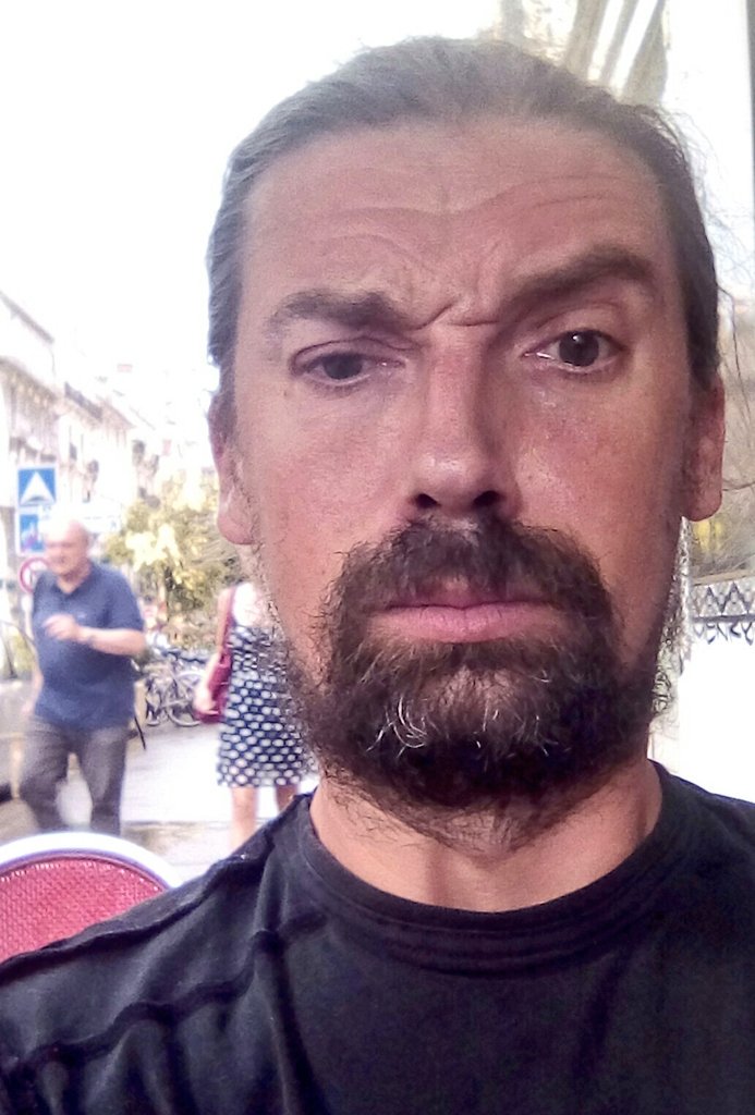 extraplanaire's tweet image. Oui j'ai l'air chafouinointerrogatif, mais il y a de quoi non ?
...
Mais siiiiii.
Les coutures sur l'épaule.
...
Mon t-shirt est à l'envers depuis ce matin et c'est le serveur qui se fout de la gueule qui me le fait remarquer ... À 19h45 !
#HaveFriends