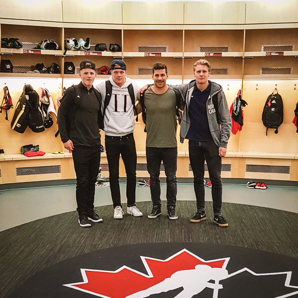 Hello #Calgary! 🙌 Meeting the first team mates <a href="/WinSportCanada/">WinSport</a>, our home for the next days. Tomorrows schedule: fitness testing 💪 #flames #nhl #DevelopmentCamp #ye42
