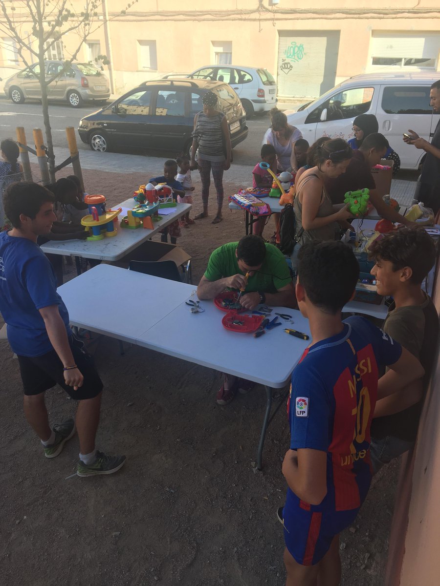 ccvicelmontseny's tweet photo. 📷 [TARDES D'ESTIU AL CARRER]
Taller de reparació de joguines electròniques🕹️ https://t.co/AVe0RfmqtD