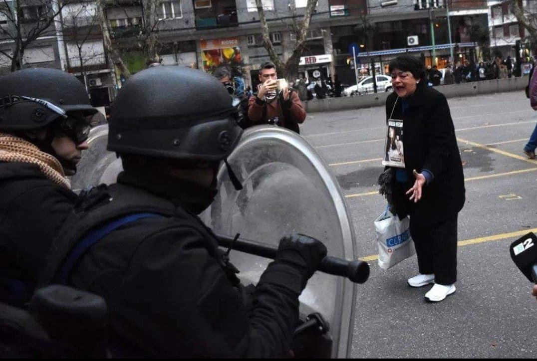 igonzalezprieto's tweet photo. Bronca infinta y no puedo entender a los jueces. Reprimen a Laura Calampuca, la mamá de Natlia Mellman, mostrando su dolor ante semejante injusticia.Liberaron uno de los asesinos y violadores de su hija Natalia Mellman porque la muestra genetica se degradó luego de 17 años.!!!! https://t.co/bH0ZGNnxwr