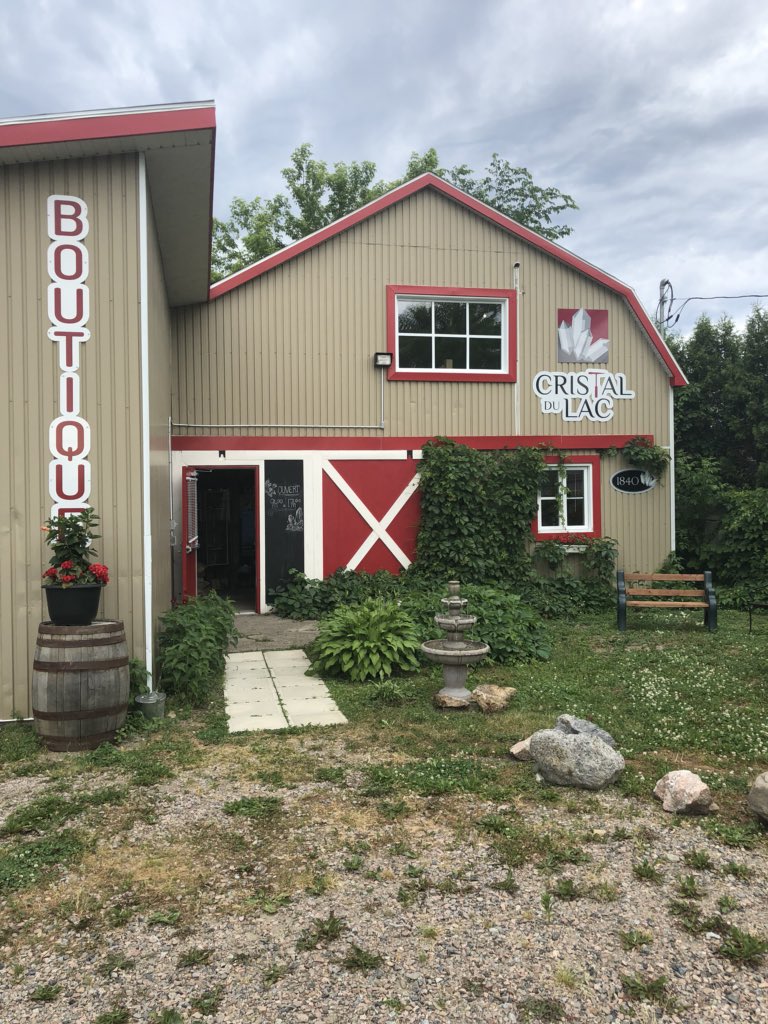 SaguenayLac's tweet image. Nous sommes présentement chez Crystal du Lac pour l’annonce de leur volet sur l’extraction perlière! #saglac #cestgeant