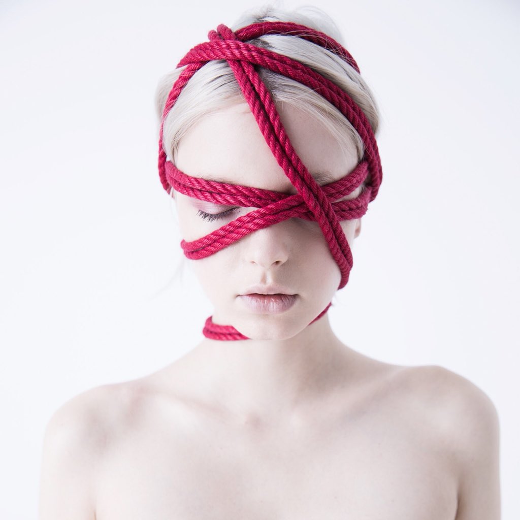 Shibarijp's tweet photo. 顔縄ってバランスが難しい。
さりげなく、大昔からそこにあったように。
Model Tealecoco 
Shibari &amp; Photo Hajime Kinoko

報告ですが、この赤縄と白バックのシリーズ『Red』の第2段の写真集が今年の晩秋に発売されます。 https://t.co/SdprryKRYd
