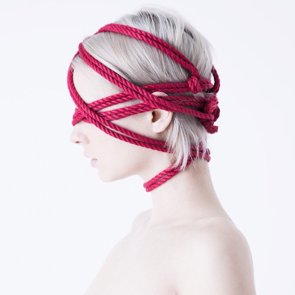 Shibarijp's tweet photo. 顔縄ってバランスが難しい。
さりげなく、大昔からそこにあったように。
Model Tealecoco 
Shibari &amp; Photo Hajime Kinoko

報告ですが、この赤縄と白バックのシリーズ『Red』の第2段の写真集が今年の晩秋に発売されます。 https://t.co/SdprryKRYd