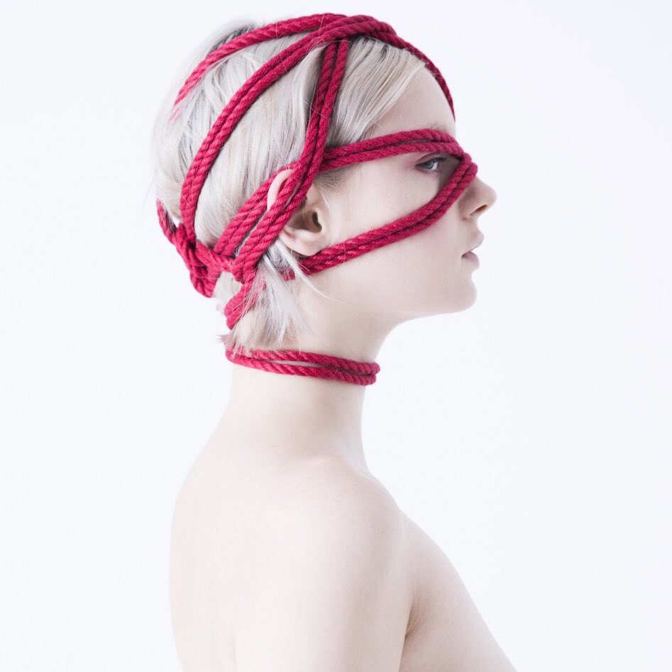 Shibarijp's tweet photo. 顔縄ってバランスが難しい。
さりげなく、大昔からそこにあったように。
Model Tealecoco 
Shibari &amp; Photo Hajime Kinoko

報告ですが、この赤縄と白バックのシリーズ『Red』の第2段の写真集が今年の晩秋に発売されます。 https://t.co/SdprryKRYd