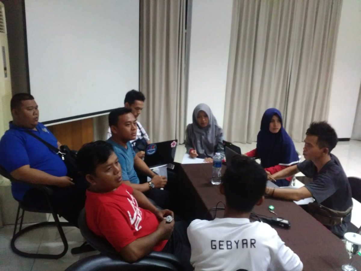 Diskusi kelompok di seai sore hari ini pd pelatihan #jitupasna yg dilaksanakan oleh <a href="/PMIJawaTengah/">PMI Jawa Tengah</a> pd tgl 3 s.d 7 Juli 2018

<a href="/palangmerah/">Indonesian Red Cross</a>
@humas_kebumen <a href="/sarwapramana/">Sarwa Pramana.</a> <a href="/arifinmhadi/">Arifin Muh. Hadi</a> <a href="/MNJamaludin/">M Nashir Jamaludin</a> <a href="/mn_jamaludin/">MNJamaludin</a> <a href="/ndok_jateng/">Dwi handoko</a> <a href="/Aliempakesyin/">Ali Masyhar</a> <a href="/Divisi_PB_PMI/">IG : berita_bencana 🔴</a> <a href="/infokebumen/">Info Kebumen</a> <a href="/Kebumen_Beriman/">Informasi Kebumen</a>