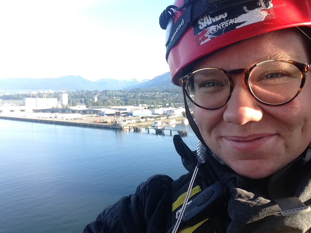 EmmaJackson57's tweet photo. Good morning from the Ironworkers Memorial Bridge where 12 climbers are still here with 7 suspended in protest of @JustinTrudeau's decision to spend taxpayer dollars on violating Indigenous rights and exacerbating the climate crisis. #StopPipelines @GreenpeaceCA https://t.co/XyNiJiDsrd