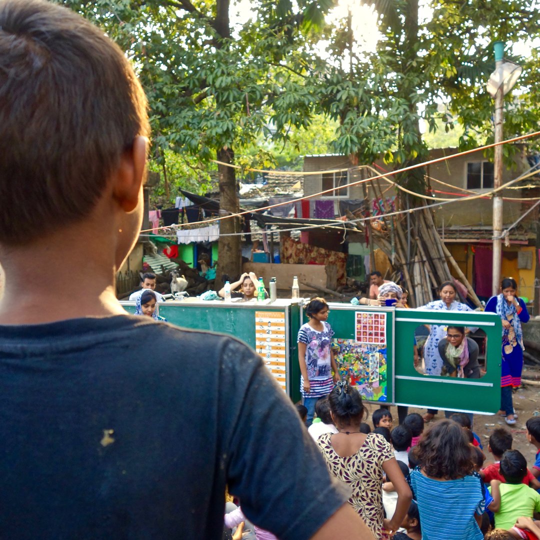 mobileschool's tweet image. #photooftheweek 🇮🇳 • In November 2017, we expanded our Asian network with our very first mobile school in India! Here the kids are enjoying a creative storytelling activity conducted by the outreach team of local partner #EkTara in #Kolkata 😁 #throwback #nonformaleducation