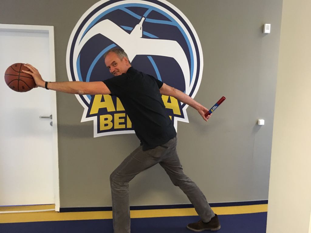 albaberlin's tweet photo. ALBA-Legende Henning Harnisch hat diese Woche den Staffelstab übernommen für #StarkimPark, dem vielfältigen, integrativen und kostenlosen Sportprogramm im Grünen von Berlin für alle. Alle Aktivitäten unter https://t.co/SkXXkmCobh . Sucht euch was aus und macht mit! https://t.co/kNaZNBbSw5