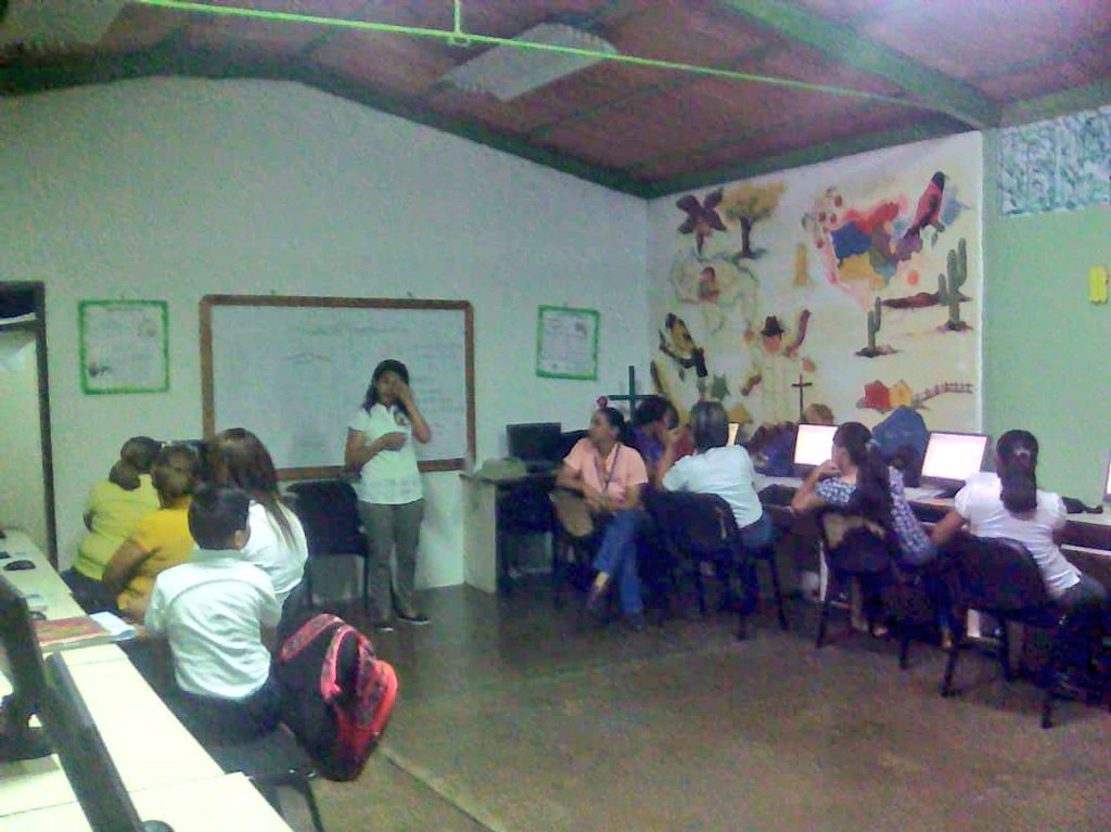 FundabitTorresL's tweet photo. Jornada de Concienciación Red Salón Canaima. Tema: "Diseño de Presentación". Circuito 4. CBIT Carora. Carora_Edo. Lara. https://t.co/jgJnxBPAkE