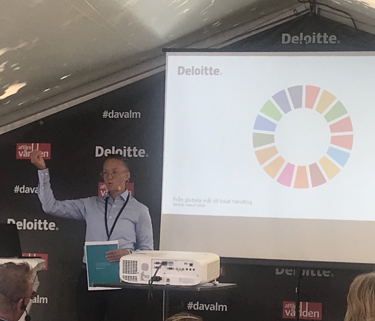 SundstromEster's tweet photo. 67% av kommunledarna i Sverige ser FN:s hållbarhetsmål som dörröppnare för tillväxt och offentliga innovationer. @CeciliaWolkert presenterar rapporten från @DeloitteSE om #Agenda2030 #davalm @AFV_magasin https://t.co/KFXk5XVnuL