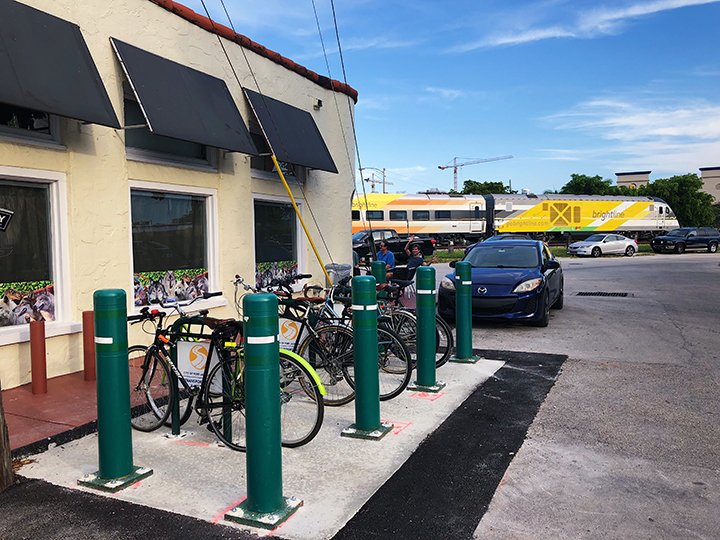 FTLCityNews's tweet photo. Look, it’s already in use! Transportation & Mobility just installed this new bike corral at Progresso Dr & NE 3rd Ave. Now you can take a sustainable, traffic-free, healthy ride to Progresso Village & have a place to park your bike. #GreeningOurRoutine #VZFTL #VisionZeroFTL https://t.co/SFEjQMIRlh