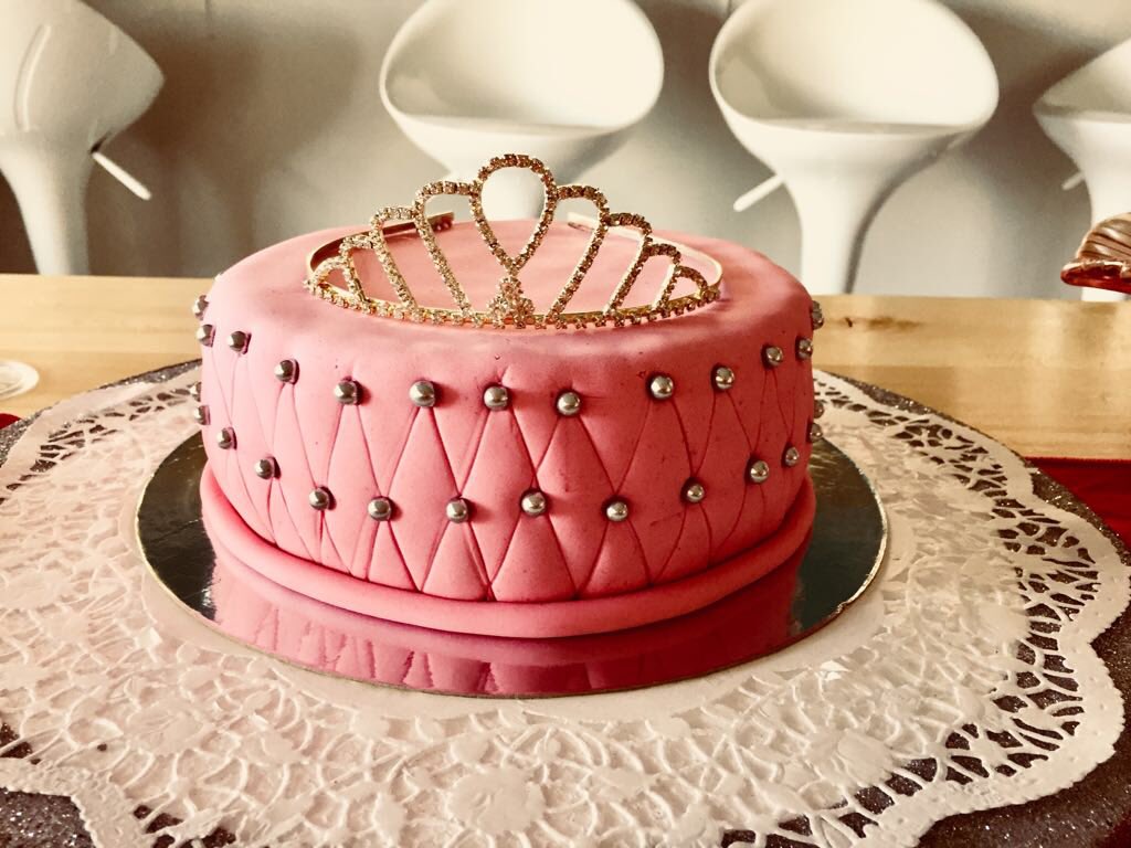 TortasMalibu's tweet photo. #cumpleaños de #princesa 👑 #cake &amp; #minicupcake #corona https://t.co/HXtMLrG6VV