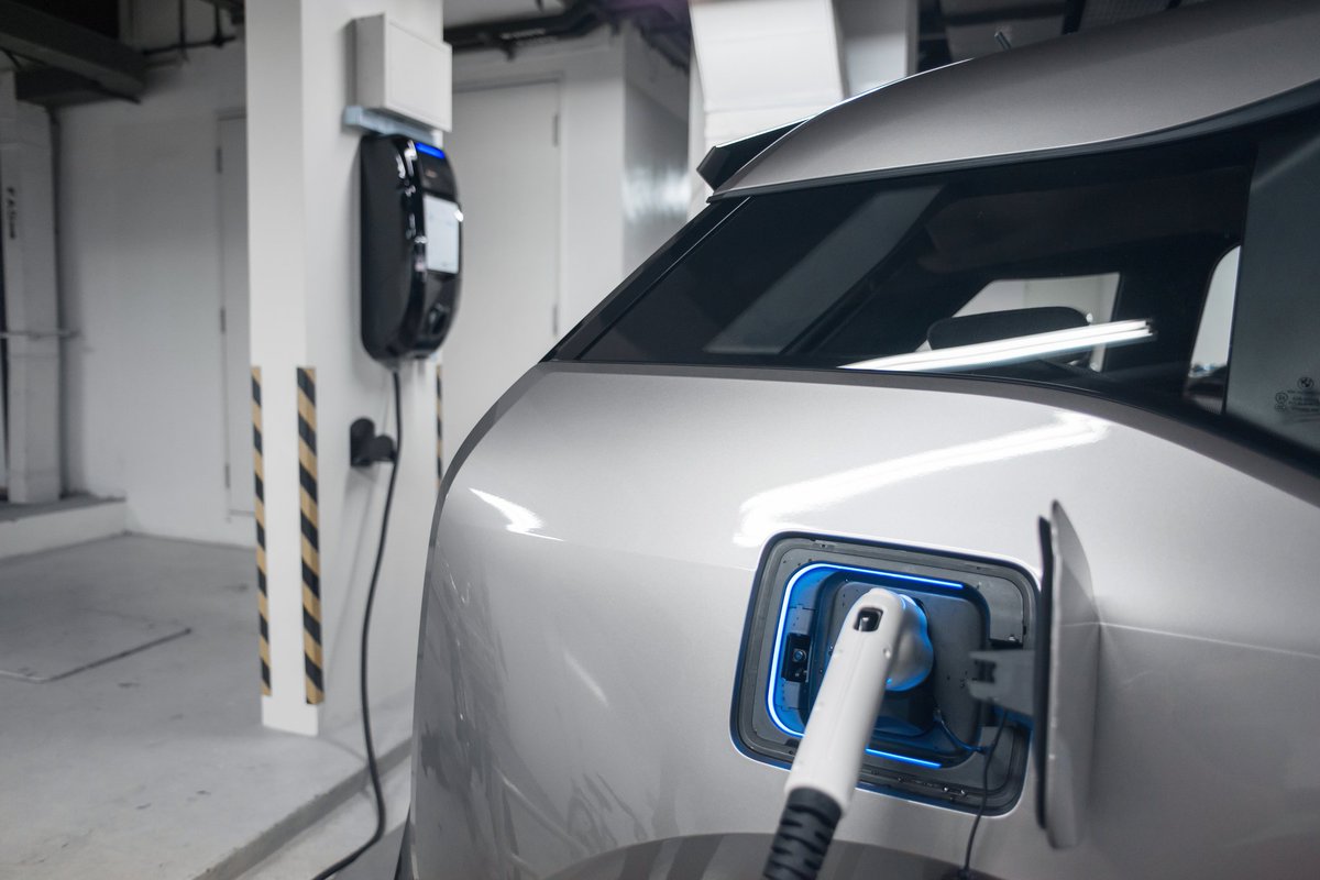 Het Platform Elektrische Bedrijfswagens #PEB lanceert de website #WijRijdenElektrisch i.s.m. <a href="/EVBelgie/">EV Belgium</a> en <a href="/vlaamseoverheid/">Vlaamse overheid</a>. 
Kom alles te weten over #EV en deel jouw ervaringen als e-rijder: wijrijdenelektrisch.be/artikel/specia… 
<a href="/TRAXIO_be/">TRAXIO</a> <a href="/BeterLeefmilieu/">BondBeterLeefmilieu</a> #BFFMM <a href="/TheNewDriveBe/">The New Drive</a>