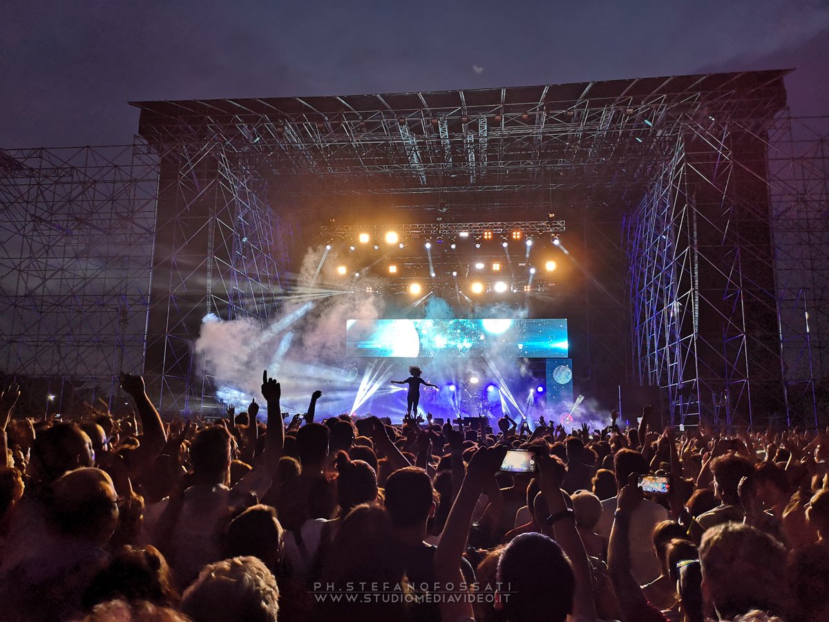 SMV_SF's tweet photo. Per la serie "Foto scattate col cellulare"...
@CapaSound live in Milano
#caparezza #caparezzalive #concert #live #milano #livemusic #huawei #huaweip20 #photooftheday #picoftheday #studiomediavideo #yourviewourvision https://t.co/AELkHEg044