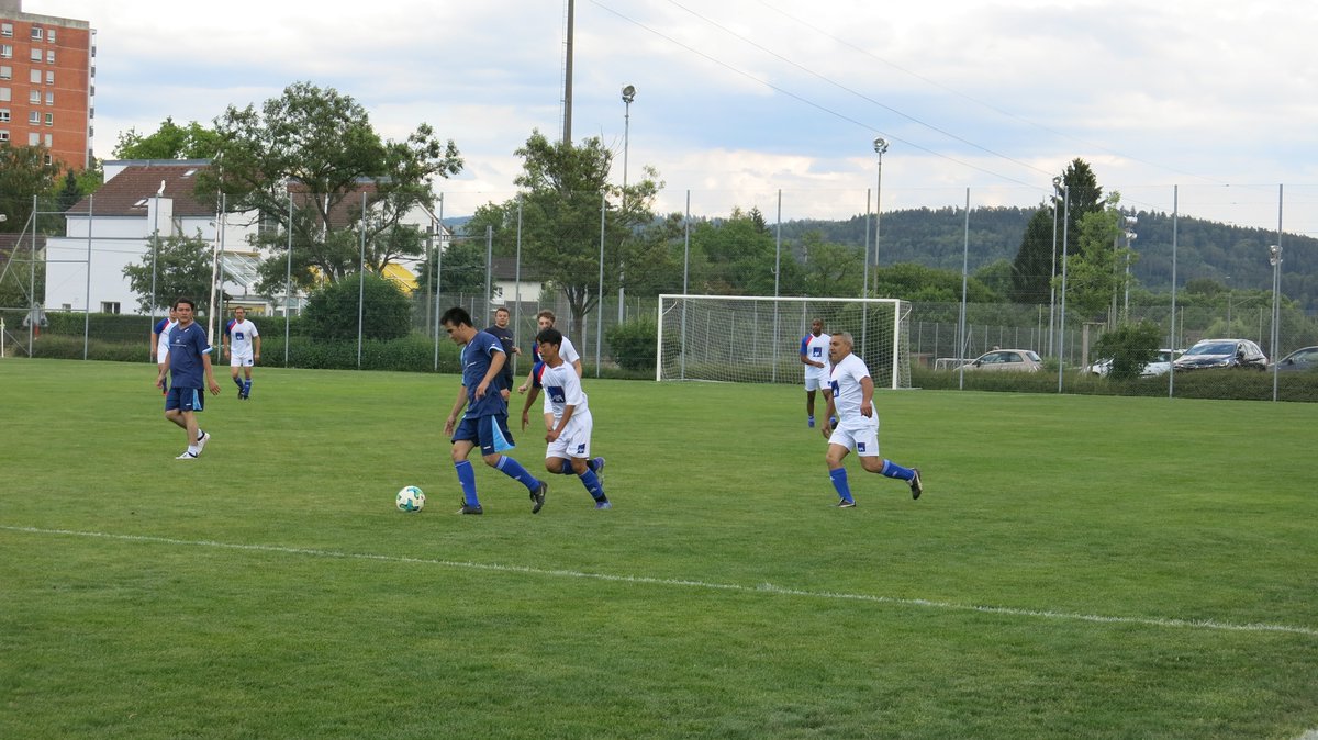 Im Rahmen der weltweiten AXA Corporate Responsibility Week haben Mitarbeitende der AXA sich für den guten Zweck engagiert. Den Abschluss bildete ein Fussballturnier mit AXA Mitarbeitenden und Bewohnern verschiedener Asylzentren in Winterthur. Wir danken allen Freiwilligen!