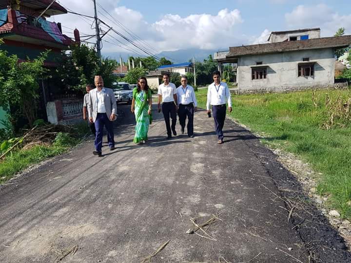 Devdahamun's tweet photo. याेजना अनुगमनका क्रममा अाज देवदह नगरपालिकाका प्रमुख, उप प्रमुख, प्रमुख प्रशासकीय अधिकृत समेतकाे अनुगमन टाेली देवदह ८ स्थित तल्लाे खैरेनी पाकडि वृक्ष मार्ग कालाे पत्रे र पाकडि वृक्ष तारबारकाे अनुगमनका क्रममा @lgcdp @mofaganepal https://t.co/ShgIbt5OVH