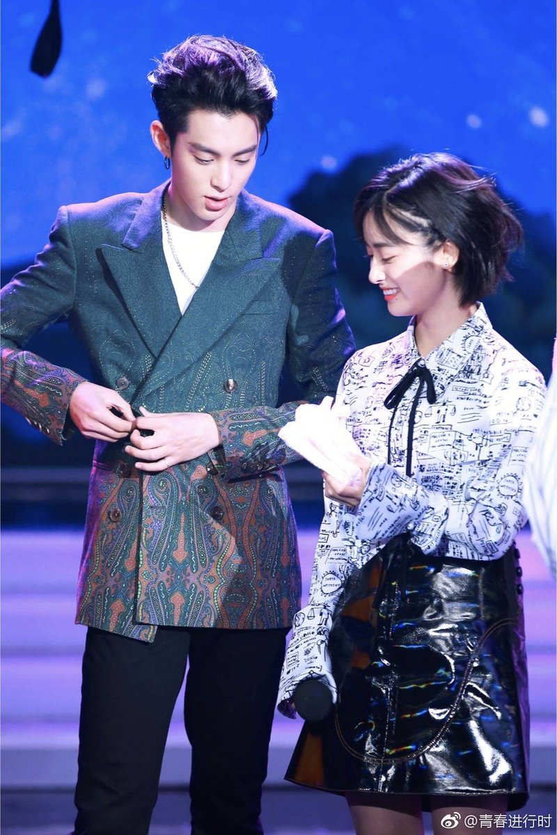 ShenYueTH's tweet photo. ภาพเบื้องหลังเยว่เยว่และหนุ่มๆระหว่างถ่ายรายการ 天天向上 ค่ะ 

เจอกันวันอาทิตย์นี้ เวลา 21:00(ไทย) ที่ช่องหูหนาน อย่าลืมมาดูเยว่เยว่กันนะ😘
Cr.天天向上
#ShenYue #沈月 
#DayDayUp #��天向上 https://t.co/JcHRFaHdV2