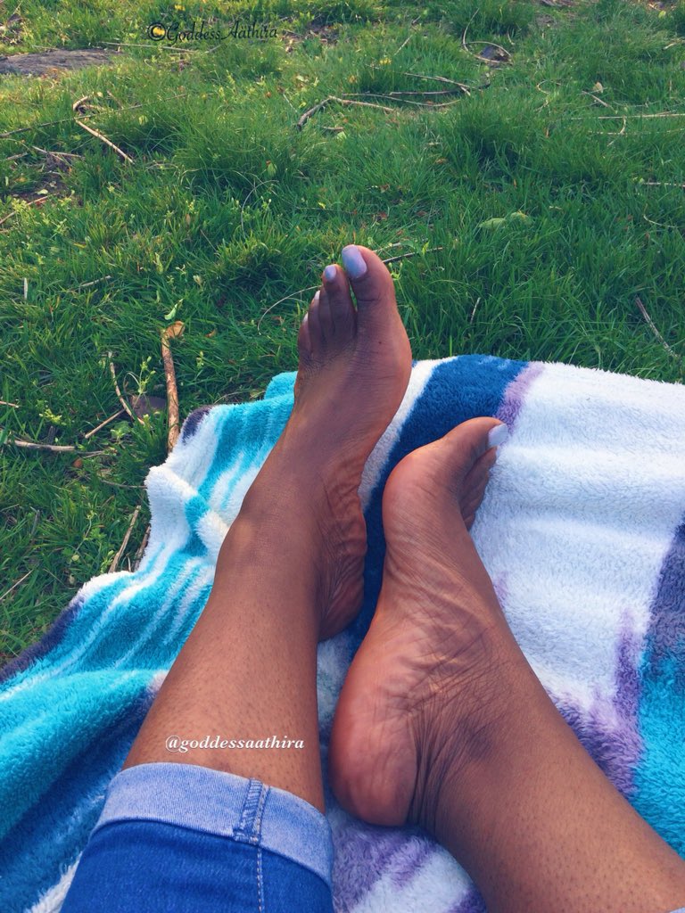 Freeing my feet on the 4th #goddessaathira #footfetish #footworship #findomme #footgoddess @FindomRT_ #goddesworship @DirkHooper @RT4Dommes