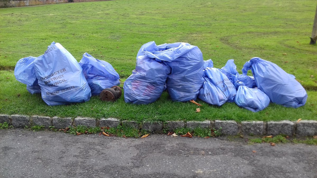 ChichesterDC's tweet photo. We can help you organise a community clean up. Borrow litter picking equipment from us and we will collect it from you, along with the rubbish you collect, when you’ve finished. Find out more at https://t.co/89lkU4oBij #AgainstLitter #AdoptanArea. https://t.co/tg5pu48lf5