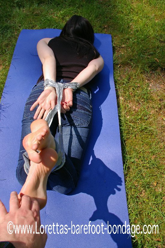 DeLoretta82's tweet photo. #Summertime!! 😘😍 I am shoot outside &amp; slip of my shoes. my Feet need fresh air! #BareFoot &amp; #Feans  If you see me ; YOU CAN #Lick,  #Kiss, &amp; #Tickle  my #BareFoot #Feet!! #footjob,, ,#footfetish, #FootLover  #FootPorn, #Cum, #Toes, #Toesnails, on :
https://t.co/V5FhUNZZxf https://t.co/dxVvdacZJY