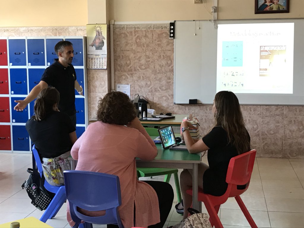 bananaeducacion's tweet photo. Gracias a los docentes Laura, Raquel, Bei y Jose por compartir vuestra experiencia en @hogarescuela con un profesorado entusiasta que apuesta por el #Cambioeducativo #NuevasIdeas @salesianosLAO #colegiolutherking https://t.co/Tv1alWqmZ3