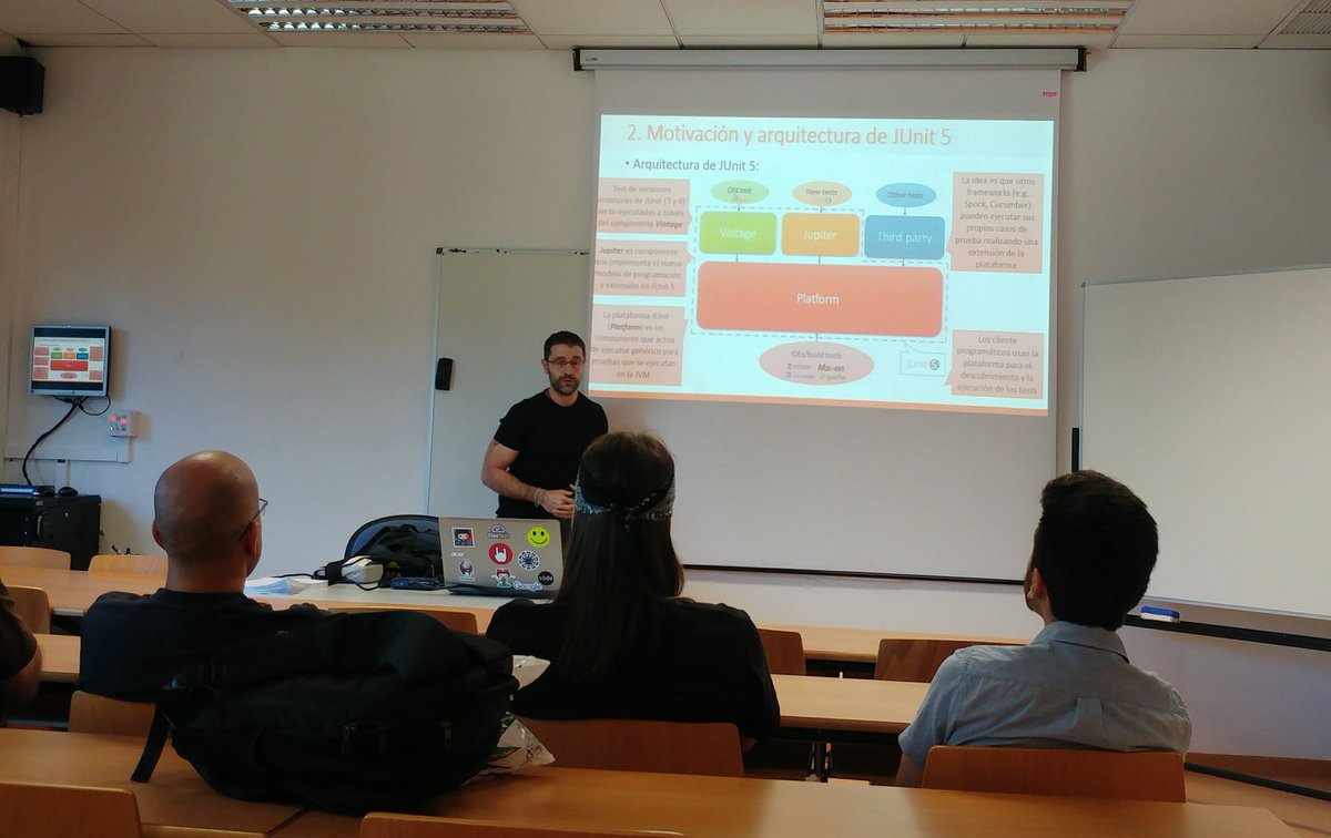 CodeUrjc's tweet image. Disfrutando de la charla de JUnit 5 con nuestro compañero @boni_gg.